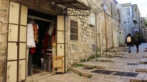 رياض سلهب استأجر حانوته في حارة النصارى بالبلدة القديمة عام 1969 (الجزيرة نت)